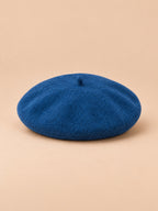 Béret d’artiste femme en laine mélangée vintage, coloris 000, vue de face sur fond sable pêche.