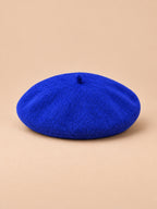 Béret d’artiste femme en laine mélangée vintage, coloris 010, vue de face sur fond sable pêche.