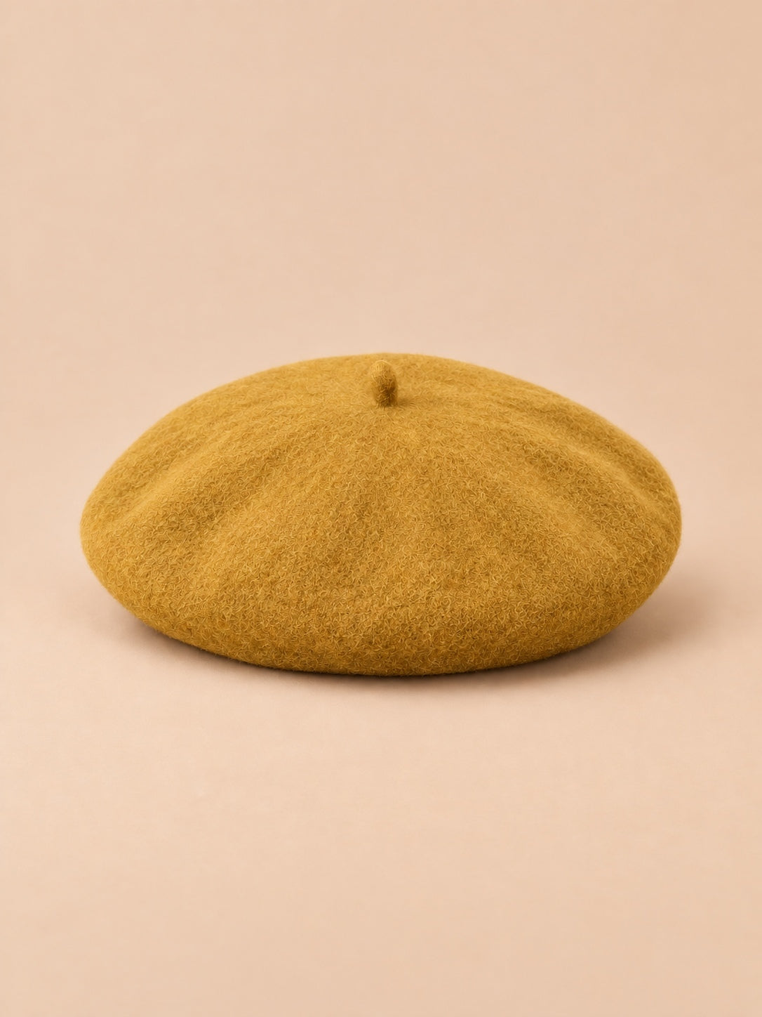 Béret d’artiste femme en laine mélangée vintage, coloris 014, vue de face sur fond sable pêche.