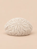 Béret d'artiste en maille fine Beige-2, vue de face sur fond pêche sable