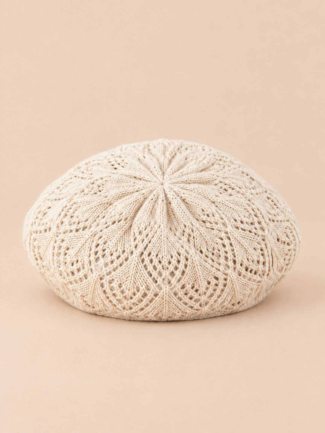 Béret d'artiste en maille fine Beige, vue de face sur fond pêche sable