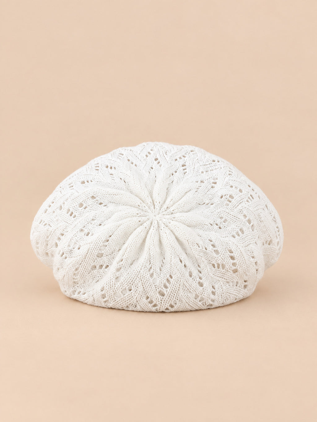 Béret d'artiste en maille fine Blanc-1, vue de face sur fond pêche sable