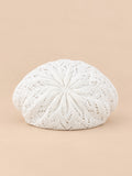 Béret d'artiste en maille fine Blanc-1, vue de face sur fond pêche sable