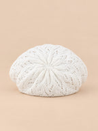 Béret d'artiste en maille fine Blanc-1, vue de face sur fond pêche sable