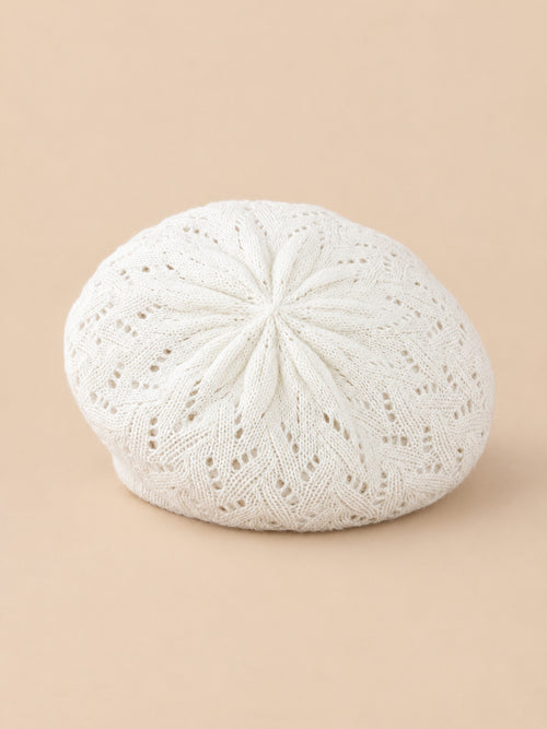 Béret d'artiste en maille fine Blanc-1, vue de trois quarts sur fond pêche sable