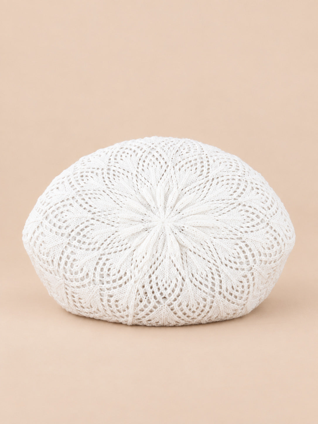 Béret d'artiste en maille fine Blanc, vue de face sur fond pêche sable