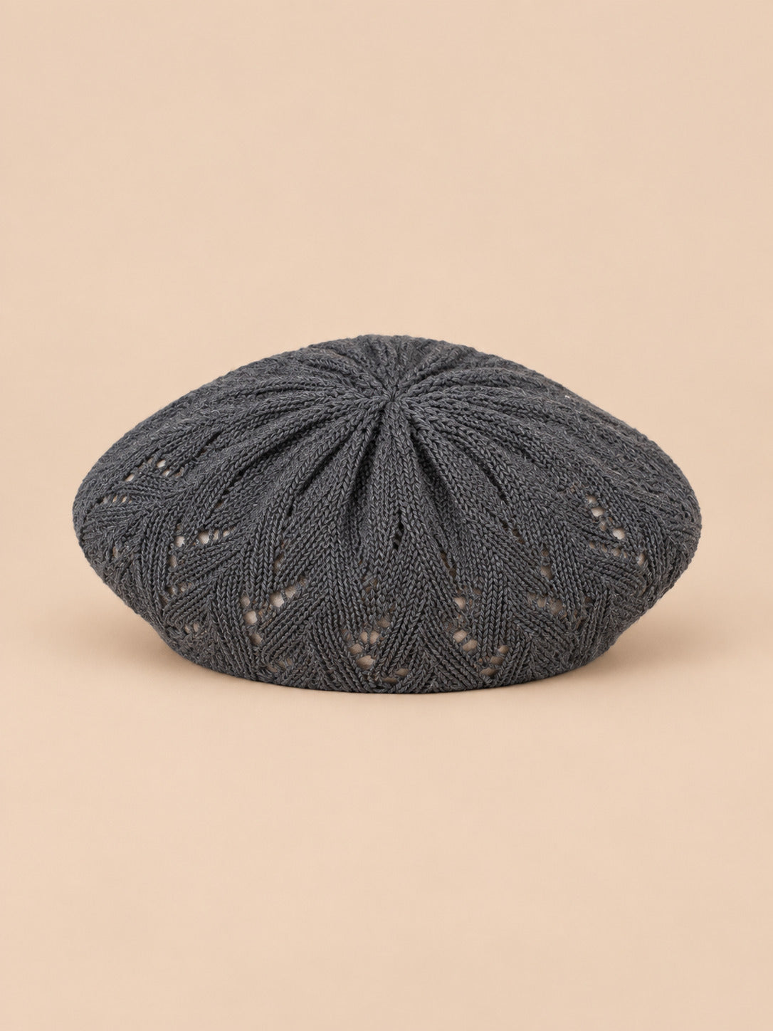 Béret d'artiste en maille fine Gris foncé-1, vue de face sur fond pêche sable