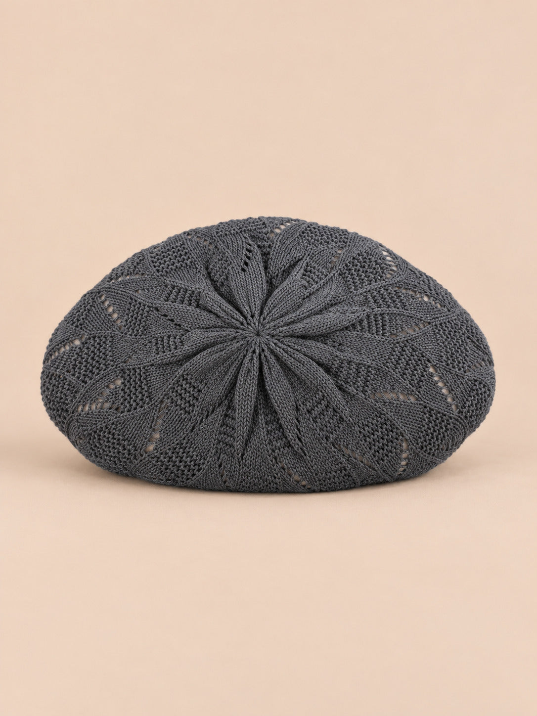 Béret d'artiste en maille fine Gris foncé-2, vue de face sur fond pêche sable