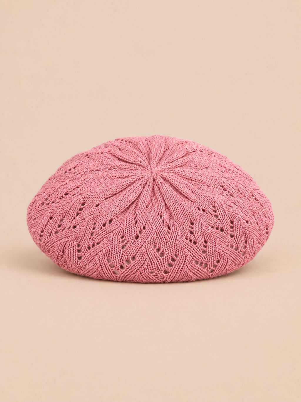 Béret d'artiste en maille fine Rose-1, vue de face sur fond pêche sable