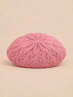 Béret d'artiste en maille fine Rose-1, vue de face sur fond pêche sable