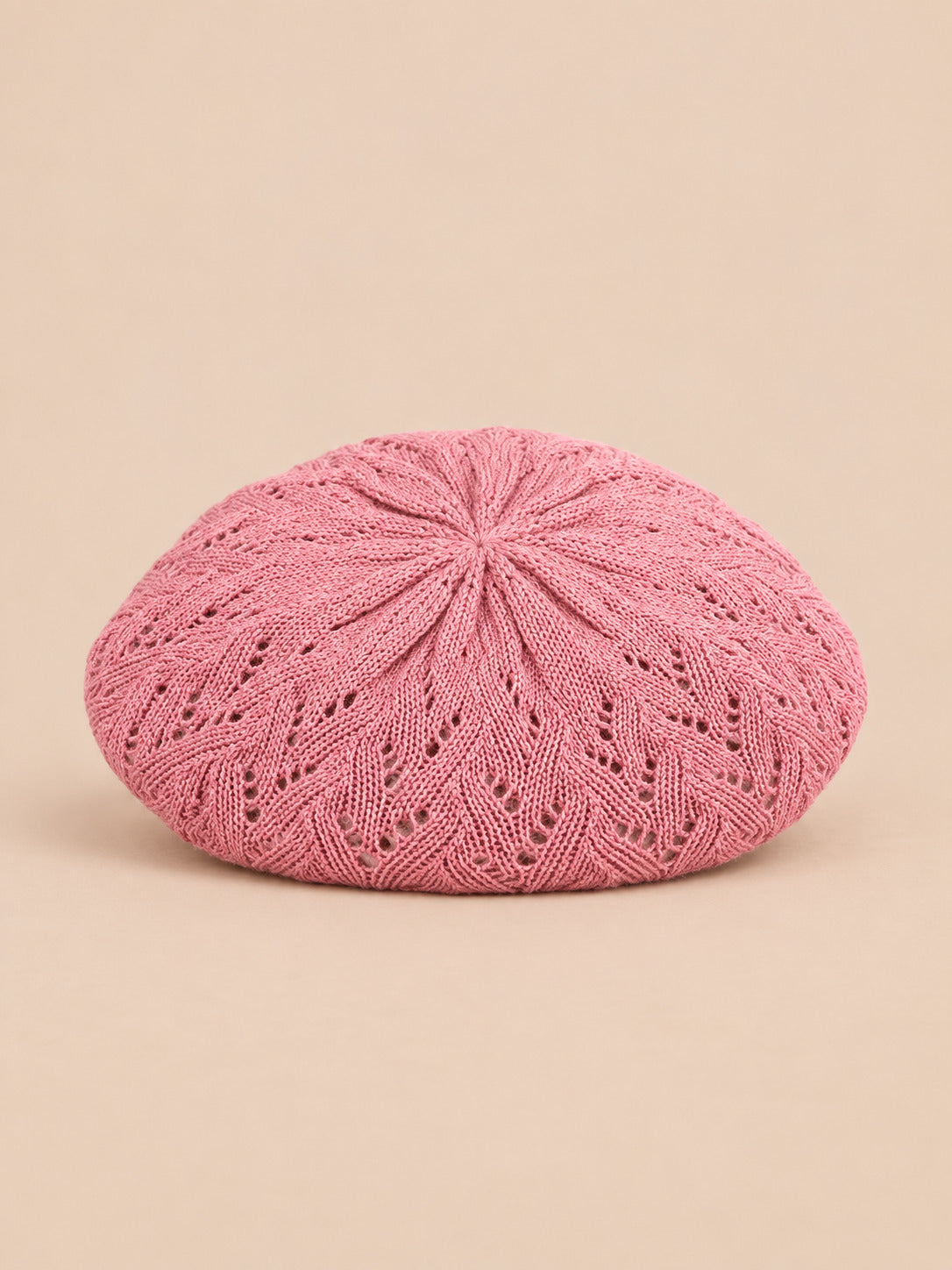 Béret d'artiste en maille fine Rose-1, vue de face sur fond pêche sable