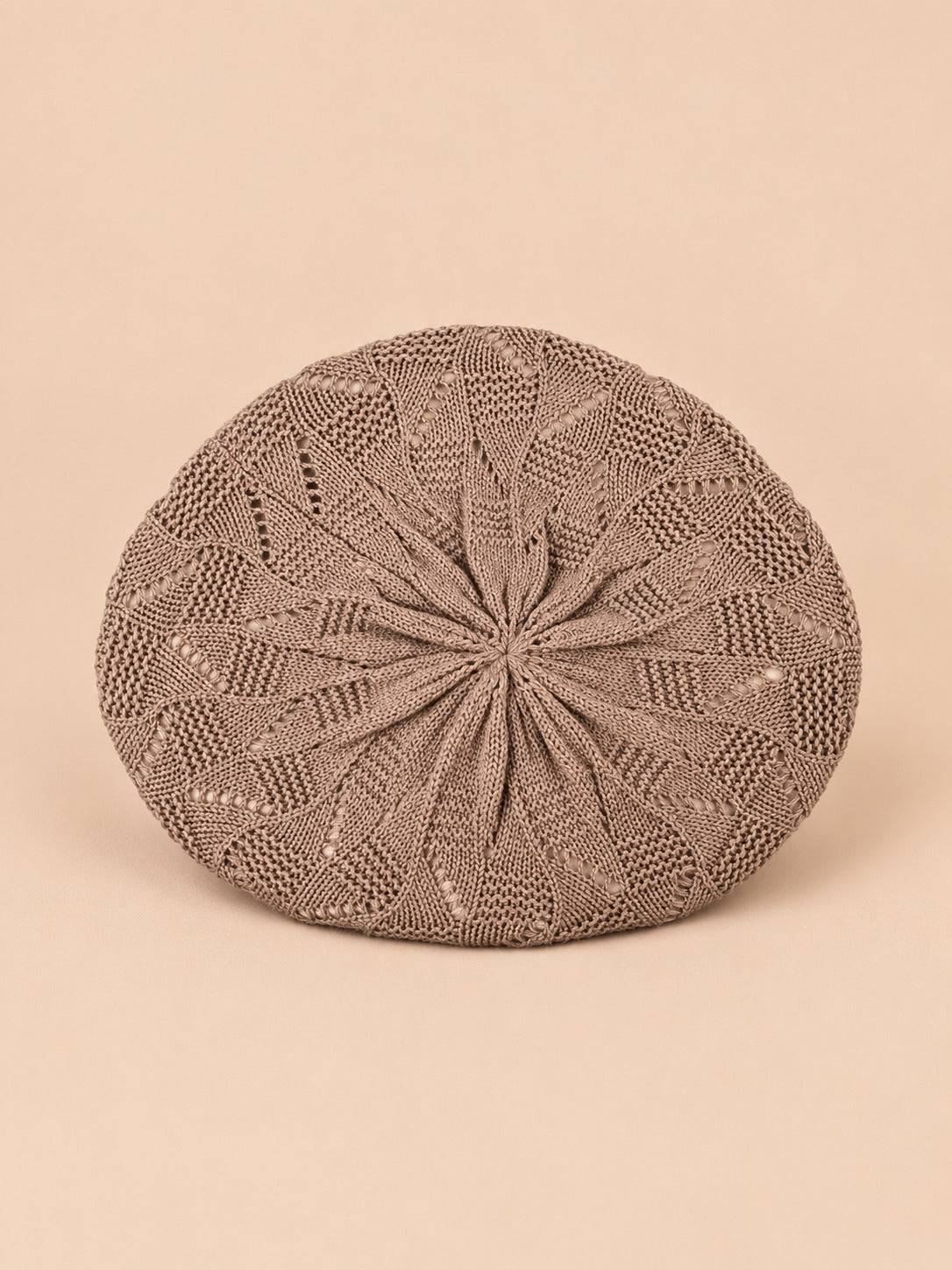 Béret d'artiste en maille fine Rose-2, vue de face sur fond pêche sable