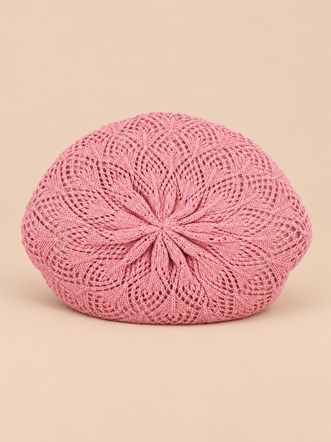 Béret d'artiste en maille fine Rose, vue de face sur fond pêche sable