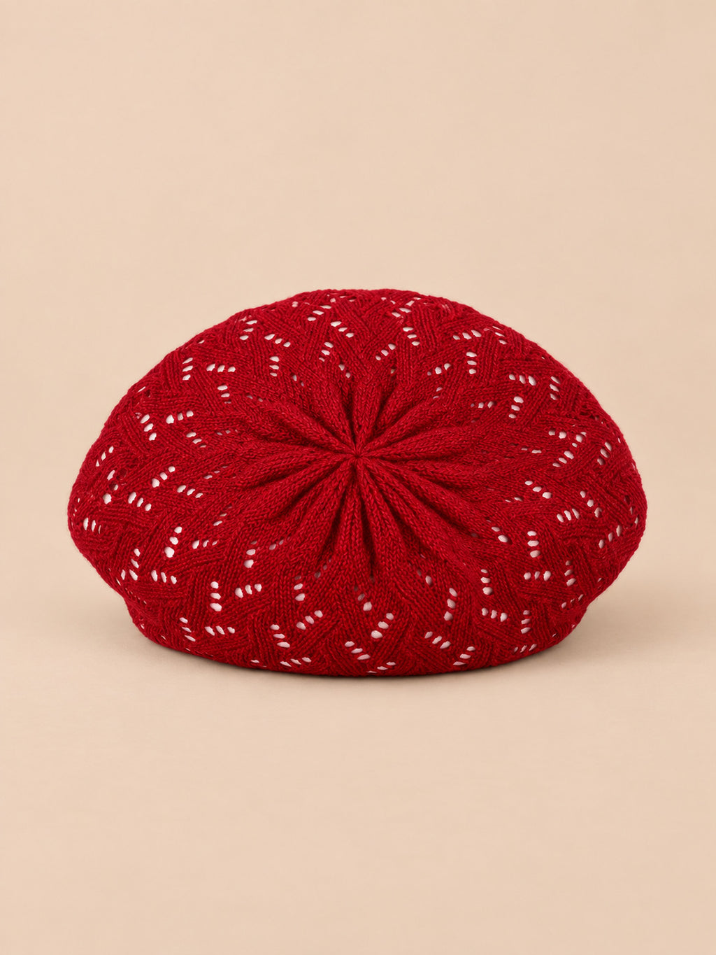 Béret d'artiste en maille fine Rouge foncé-1, vue de face sur fond pêche sable