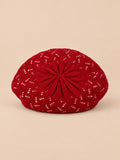 Béret d'artiste en maille fine Rouge foncé-1, vue de face sur fond pêche sable