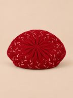 Béret d'artiste en maille fine Rouge foncé-1, vue de face sur fond pêche sable