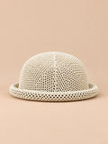Béret bibi ajouré beige, vue de face sur fond pêche sable