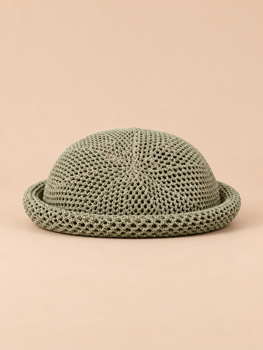 Béret bibi ajouré kaki 1, vue de face sur fond pêche sable