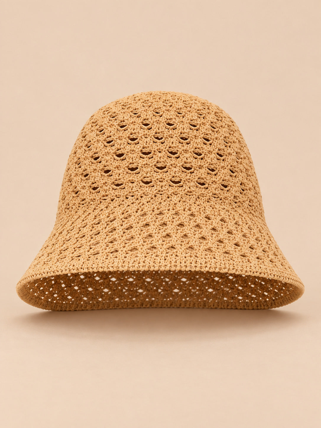 Béret bibi ajouré kaki, vue de face sur fond pêche sable