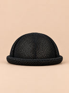 Béret bibi ajouré noir, vue de face sur fond pêche sable