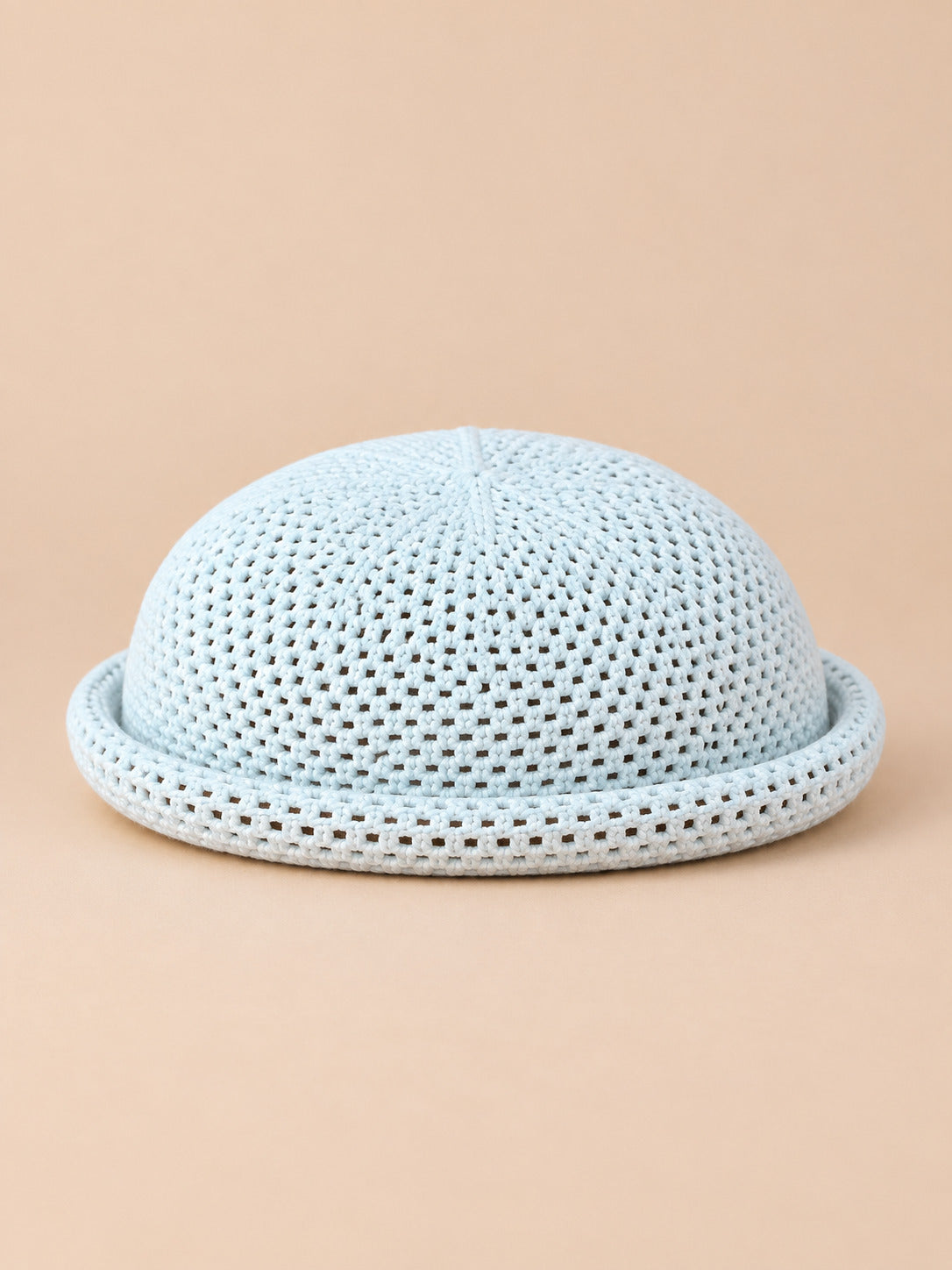 Béret bibi résille blanc, vue de face sur fond pêche sable
