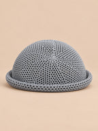 Béret bibi résille gris, vue de face sur fond pêche sable