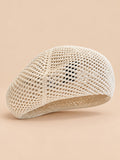 Béret bibi résille crème, vue de face sur fond pêche sable