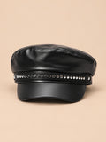 Béret casquette effet cuir b4, vue de face sur fond pêche sable