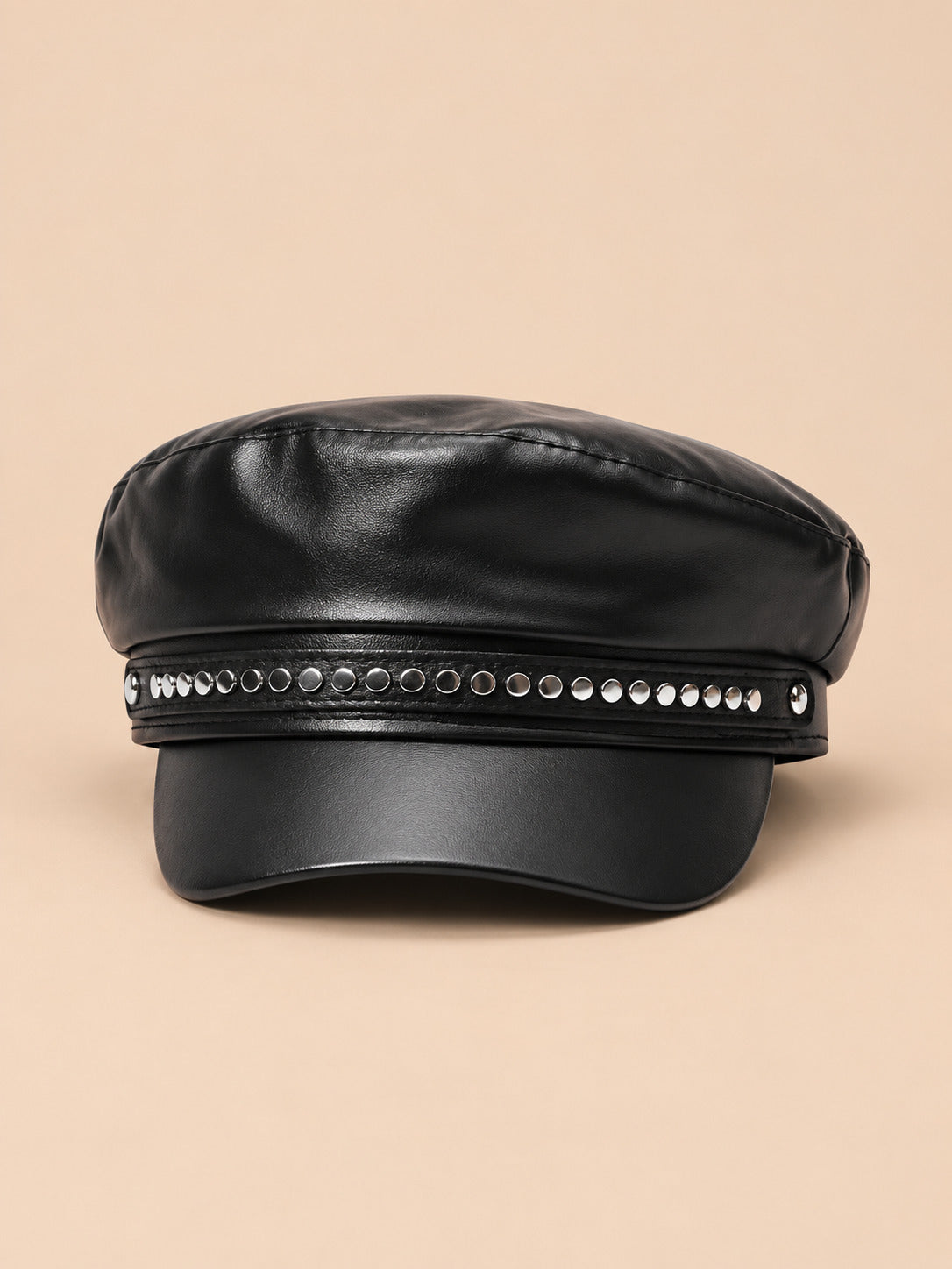 Béret casquette effet cuir b4, vue de face sur fond pêche sable