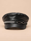 Béret casquette effet cuir b5, vue de face sur fond pêche sable
