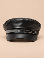 Béret casquette effet cuir b5, vue de face sur fond pêche sable