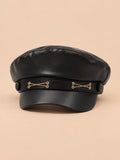 Béret casquette effet cuir modele 2, vue de face sur fond pêche sable