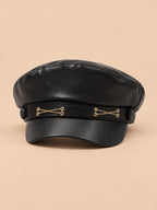 Béret casquette effet cuir modele 2, vue de face sur fond pêche sable