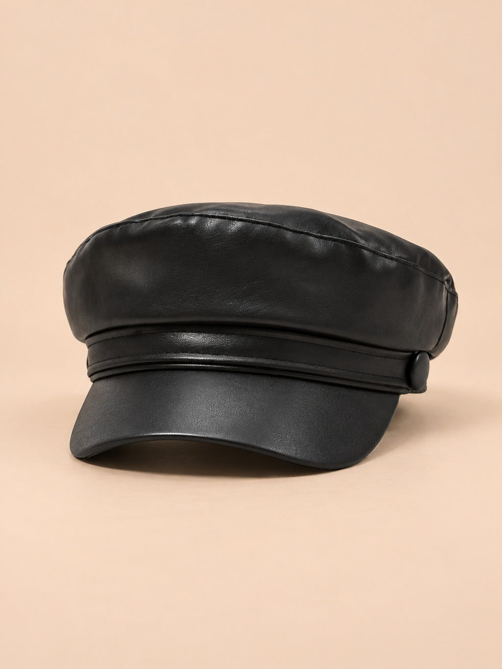 Béret casquette effet cuir modele 3, vue de face sur fond pêche sable
