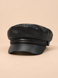 Béret casquette effet cuir modele 3, vue de face sur fond pêche sable