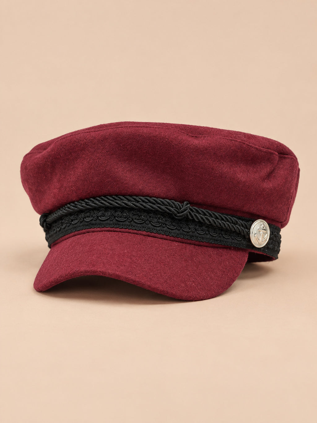 Béret casquette de marin bordeaux, vue de face sur fond pêche sable