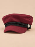 Béret casquette de marin bordeaux, vue de face sur fond pêche sable