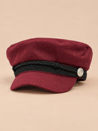 Béret casquette de marin bordeaux, vue de face sur fond pêche sable