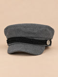 Béret casquette de marin gris, vue de face sur fond pêche sable