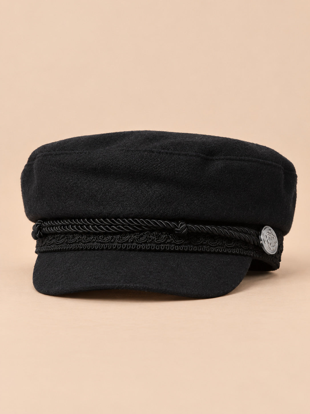 Béret casquette de marin noir, vue de face sur fond pêche sable