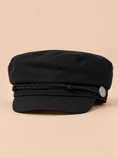 Béret casquette de marin noir, vue de face sur fond pêche sable