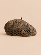 Béret citrouille ajouré cafe, vue de face sur fond pêche sable