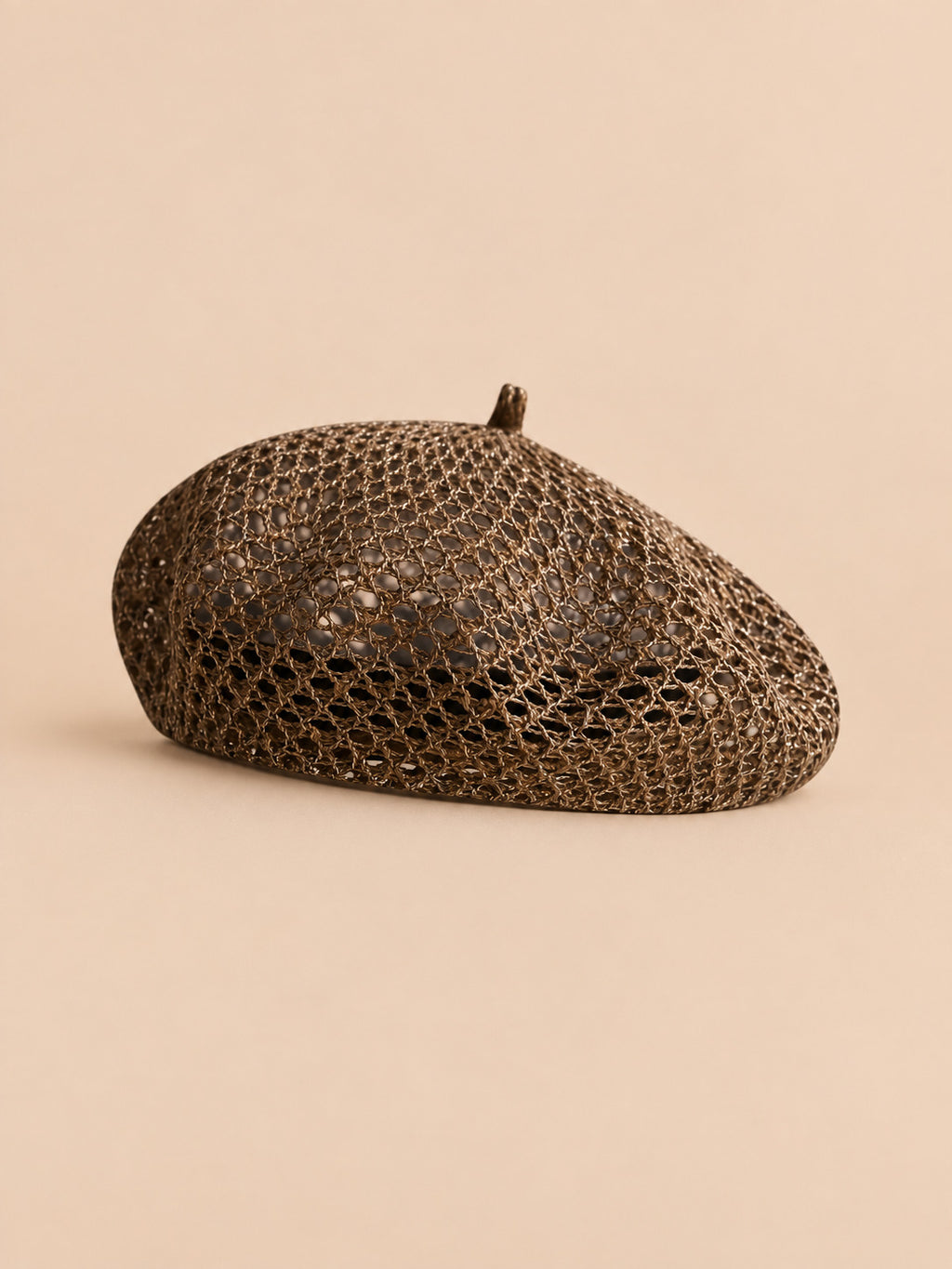 Béret citrouille ajouré cafe, vue de trois quarts sur fond pêche sable