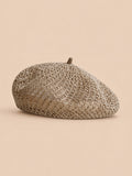 Béret citrouille ajouré kaki, vue de face sur fond pêche sable