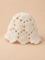 Béret en dentelle à fleurs au crochet, coloris Blanc, vue de trois quarts