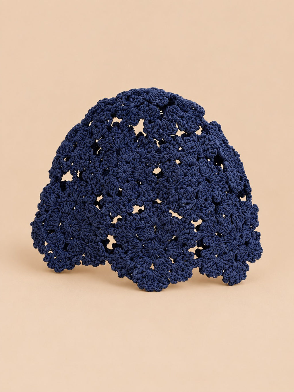 Béret en dentelle à fleurs au crochet, coloris Bleu marine, vue de face