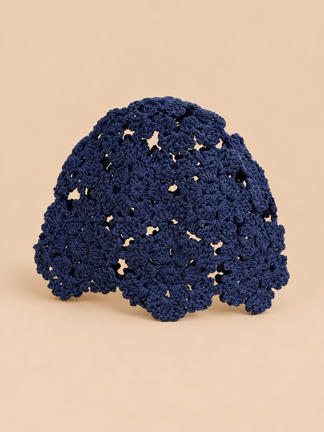 Béret en dentelle à fleurs au crochet, coloris Bleu marine, vue de face