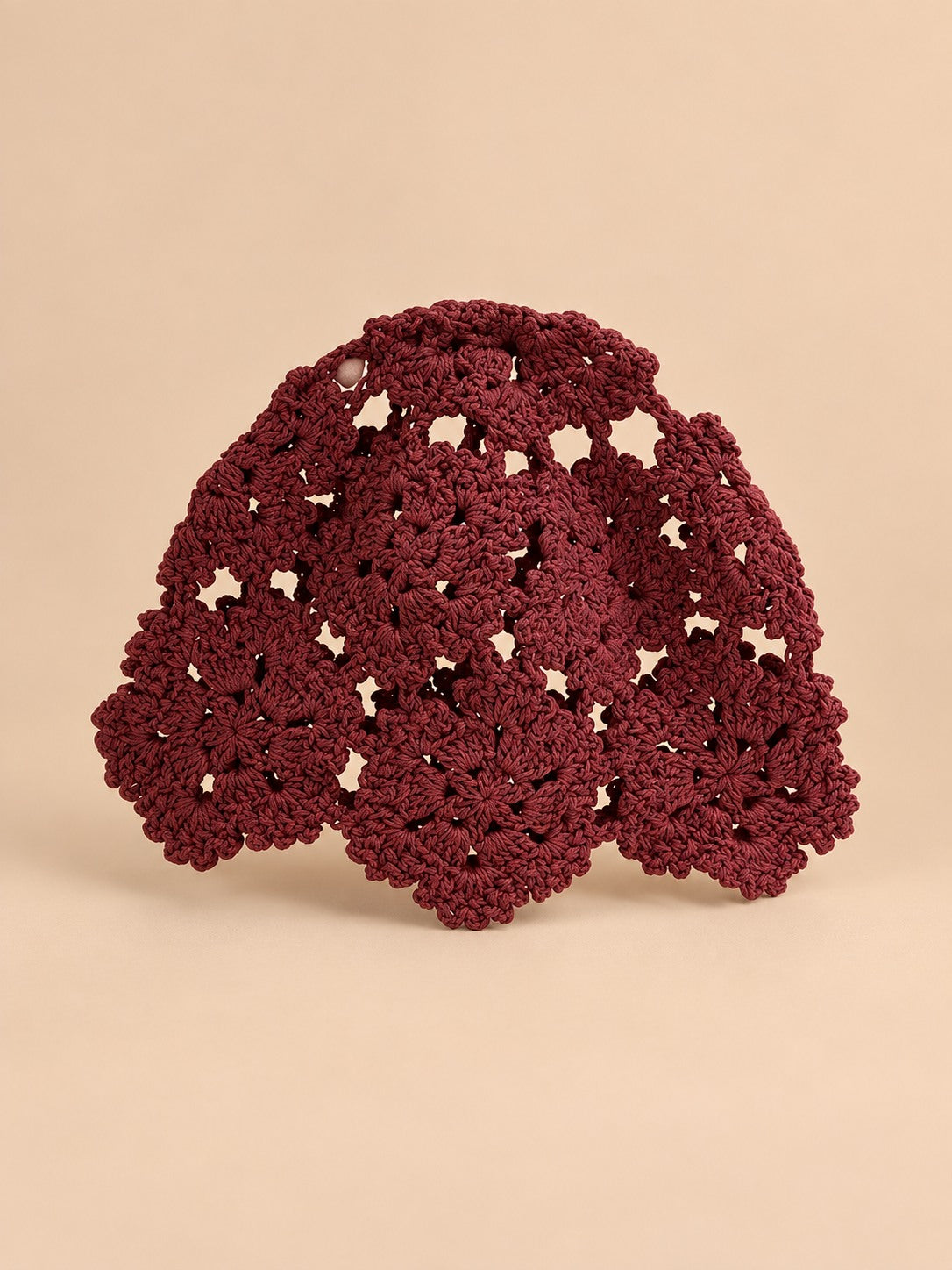 Béret en dentelle à fleurs au crochet, coloris Bordeaux, vue de face