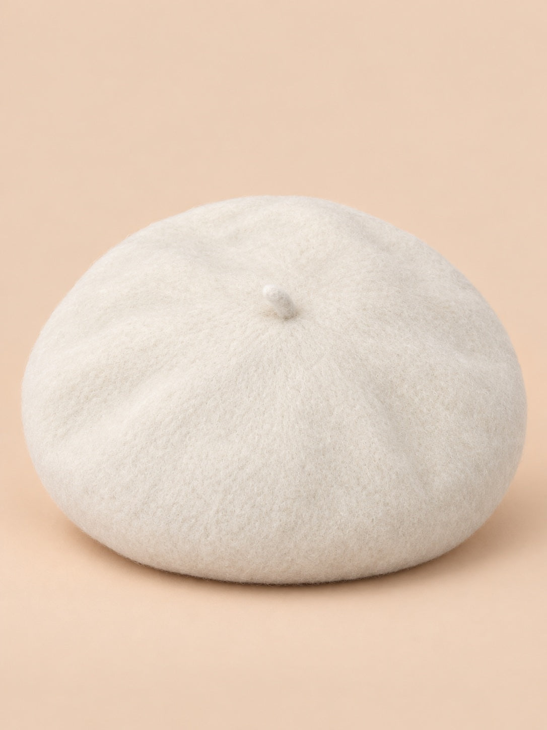 Béret français femme en pure laine beige, vue de face sur fond beige