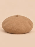 Béret français femme en pure laine camel, vue de face sur fond beige